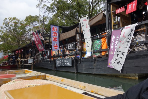 川の川下り風景(売店)