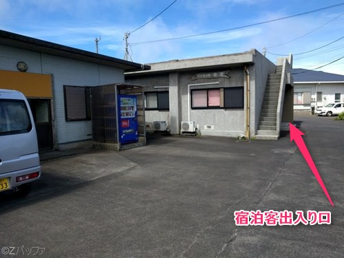 青ヶ島の民宿ビジネス宿中里の入り口