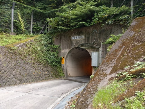 青ヶ島の青宝トンネル
