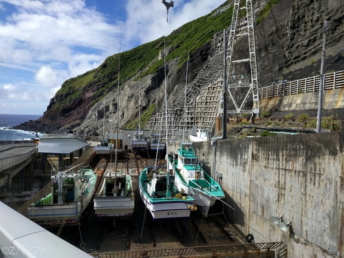 青ヶ島の三宝港にある漁船クレーン