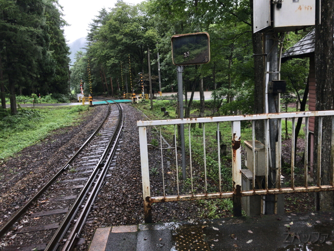 塔のへつり駅と踏切