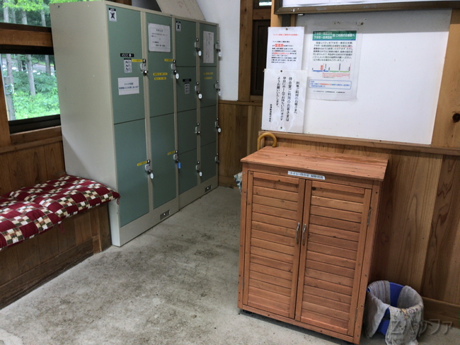 塔のへつり駅舎内のコインロッカー
