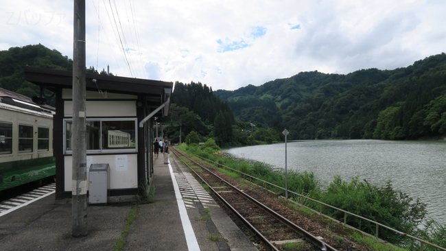 会津川口駅と只見川の風景