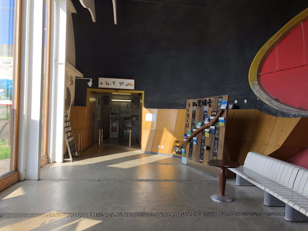 宇宙船のような変わった形の駅舎が珍しい「くびき駅」を訪ねてみた