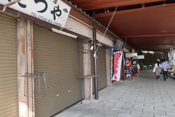 竹生島の売店通り