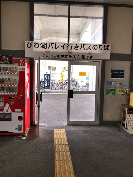 志賀駅構内にはびわ湖バレイ行きバス乗り場への案内がある