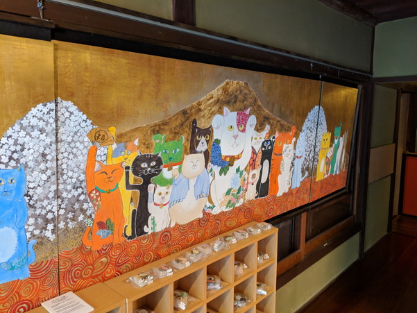 襖に描かれた猫のアート作品
