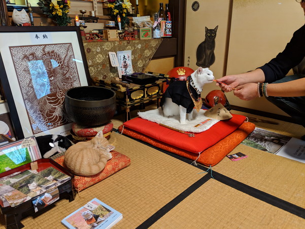 お供え物のちゅーるを食べる小雪住職