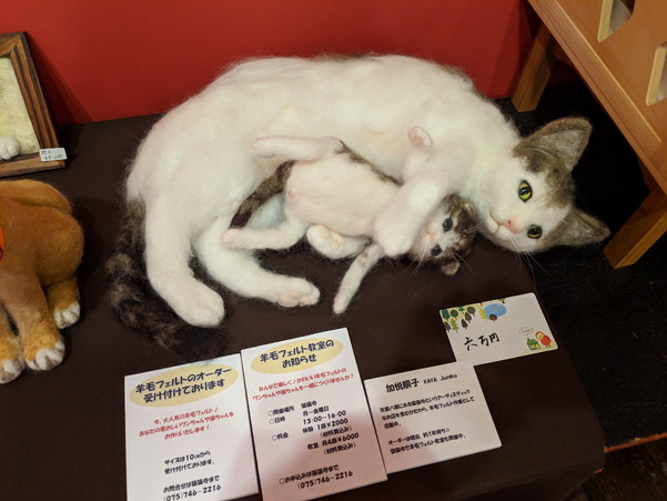 本物の猫かと思うほど精巧な羊毛フェルト