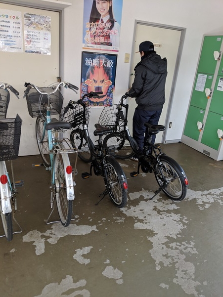 由良港の待合室にて船の従業員がレンタルサイクルの準備をしているところ
