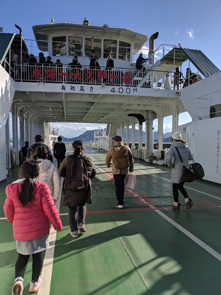 忠海港から大久野島行きのカーフェリー