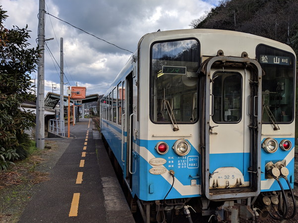 伊予長浜駅に到着したJR予讃線の列車