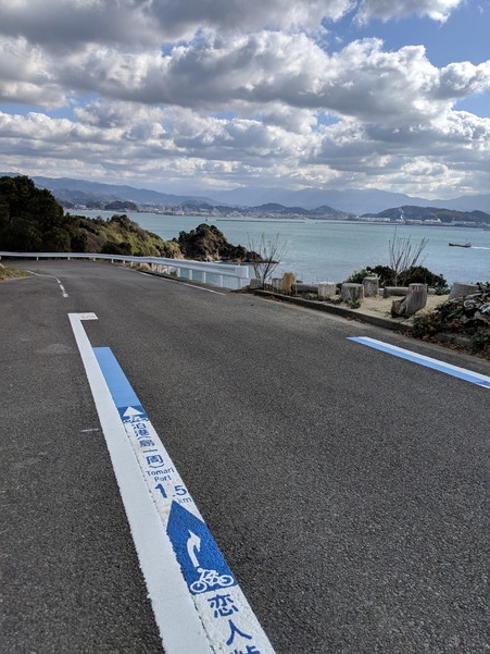 恋人峠は泊港から1.5kmの場所にあ