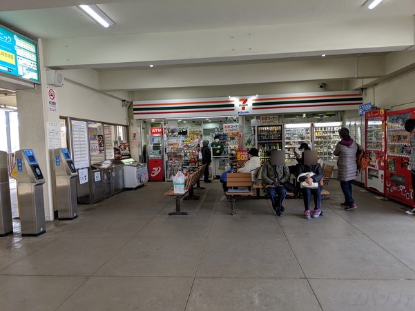 竹原駅の待合室にはコンビニとATMがあります