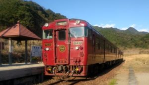 真幸駅のJR九州の観光特急列車「いさぶろう・しんぺい」号