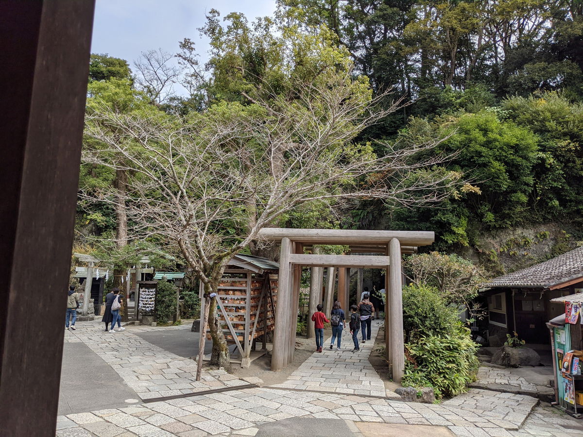 銭洗弁財天宇賀福神社がある広場と売店など