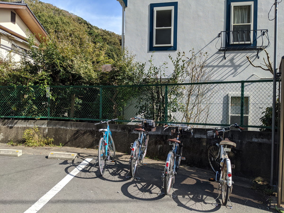 銭洗弁財天宇賀福神社の駐輪場と自転車
