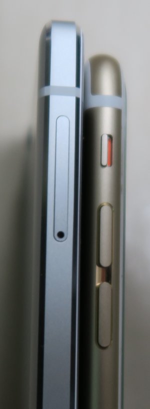 FREETEL SAMURAI REIとiPhoneの薄さ比較
