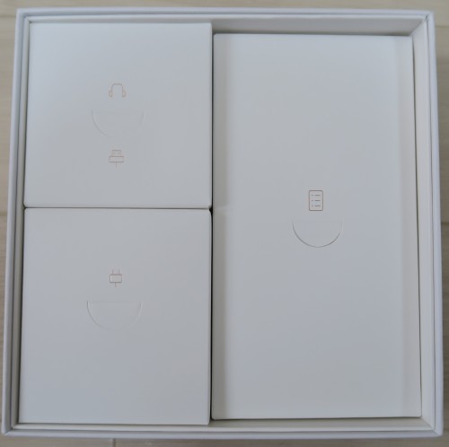 HUAWEI P9 liteの化粧箱内部