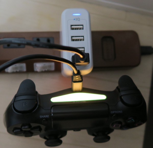 PS4のコントローラーをコンセントから充電する方法