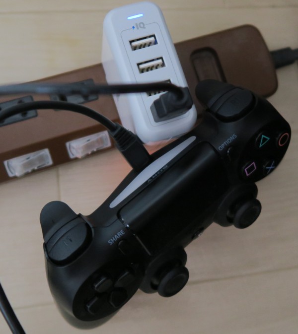 Ps4のコントローラーをコンセントから充電する方法