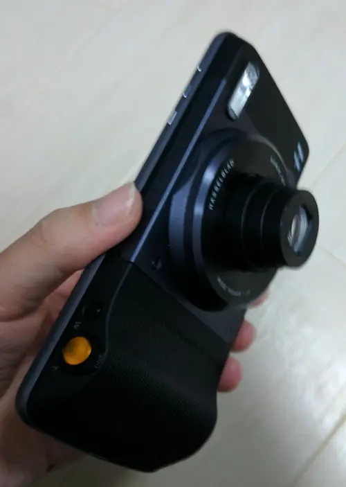 Moto ZとハッセルブラッドTrue Zoomカメラが合体した状態
