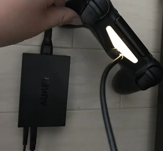 AUKEYのQuick Charge3.0対応USB充電器でPS4コントローラを充電