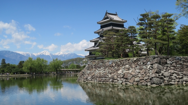 松本城と北アルプスの風景