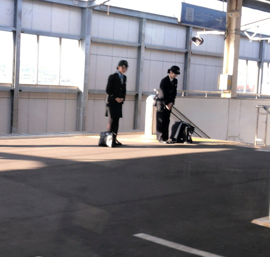 JR児島駅にてJR四国の女性車掌さんがお見送り