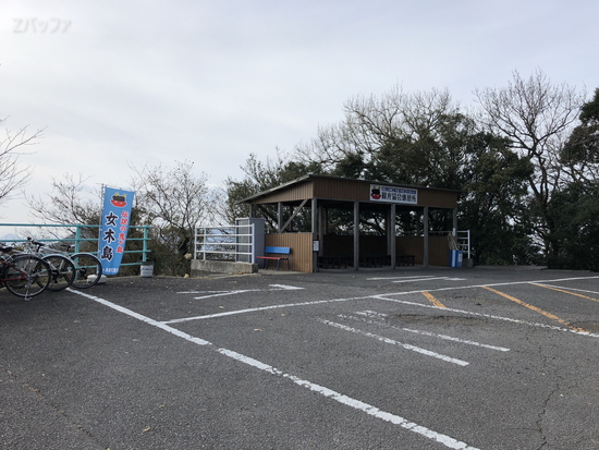 大洞窟の駐輪場とバスの停留所