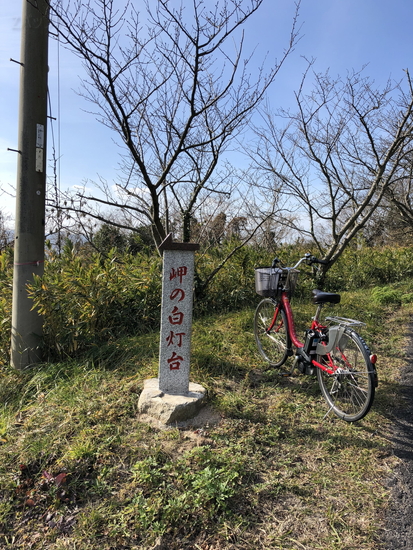 女木島の岬の白灯台