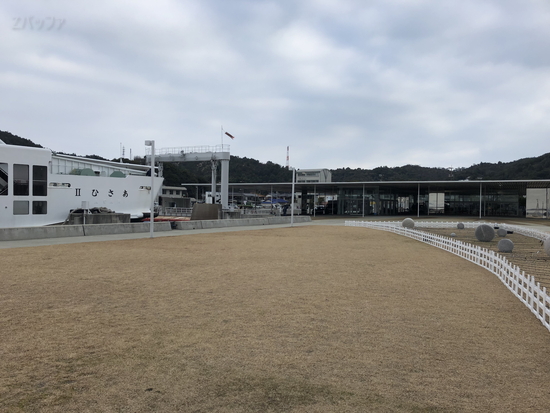 直島の宮浦港と海の駅「なおしま」