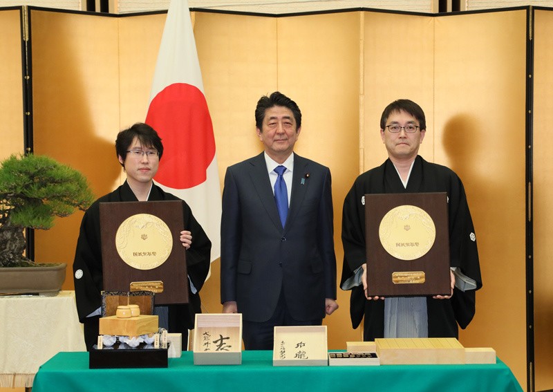 総理大臣官邸で羽生善治氏及び井山裕太氏に対する国民栄誉賞の表彰式