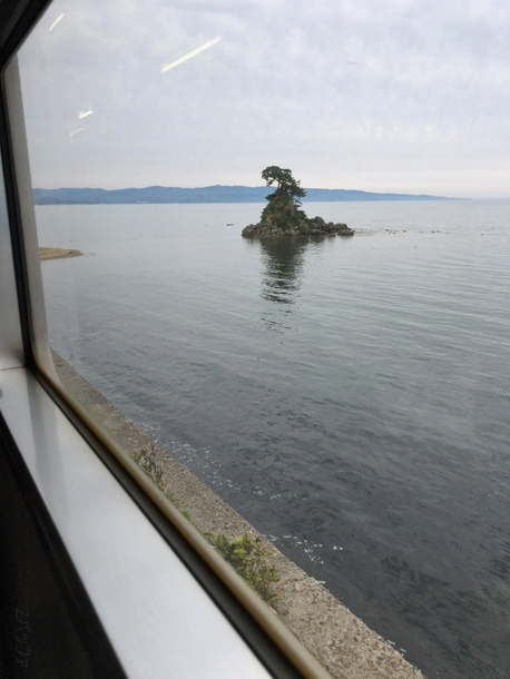 氷見線の車内から見える海の景色