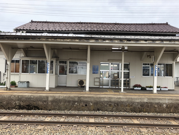 雨晴駅の駅舎