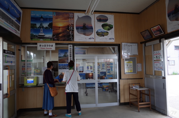雨晴駅の内部と切符売り場