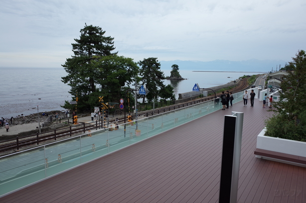 「道の駅 雨晴」の2階展望デッキと氷見線を含めた景色