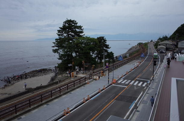 3階展望デッキから氷見線と立山連峰を眺めた景色