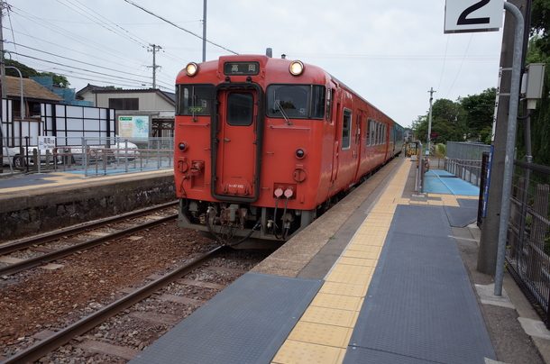 雨晴駅に来た高岡行き氷見線列車