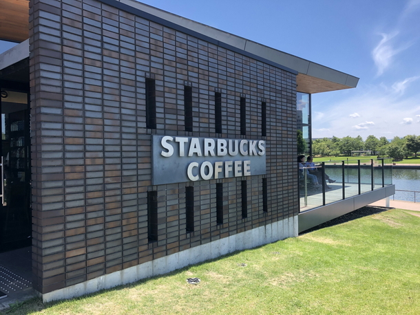 スターバックス富山環水公園店の入り口