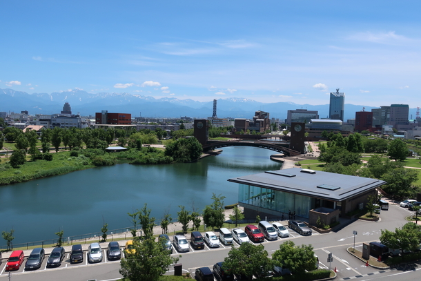 富山県立美術館の屋上から環水公園を眺めた景色