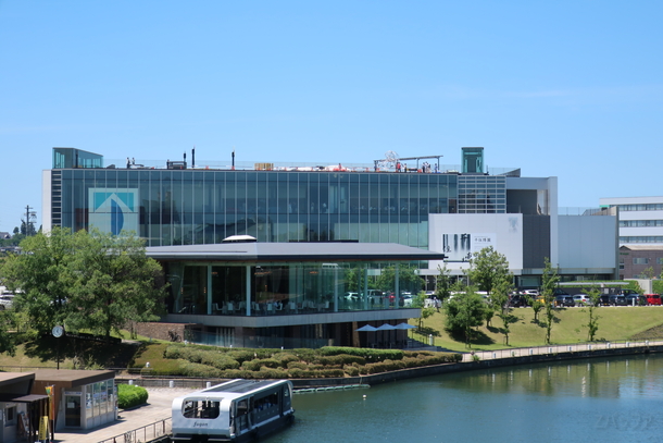 富岩水上ラインと富山県立美術館