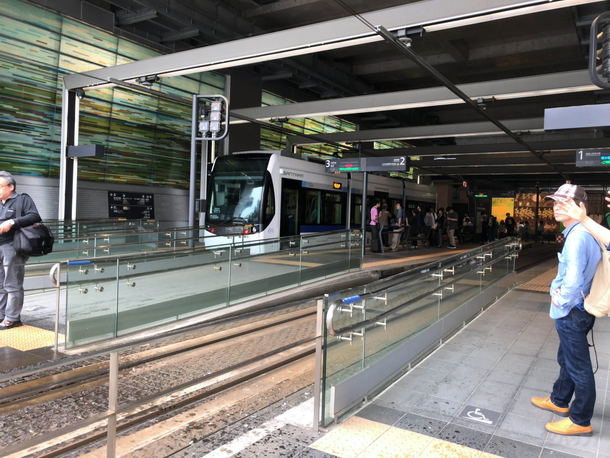 富山駅に隣接する路面電車「市電」のホーム