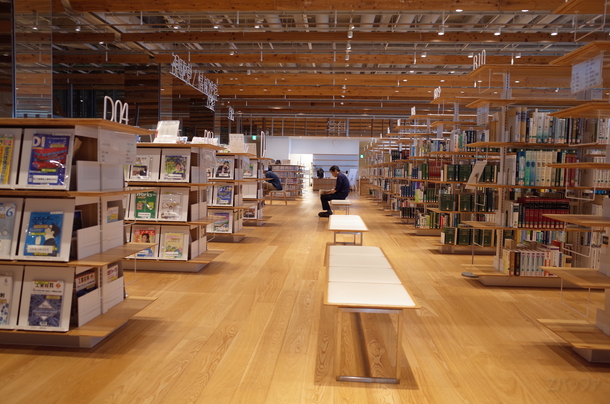 富山市ガラス美術館にある図書館