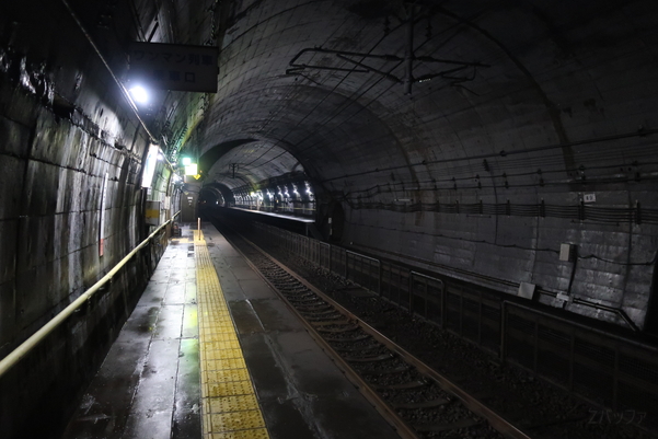 筒石駅のホームは相対式2面2線