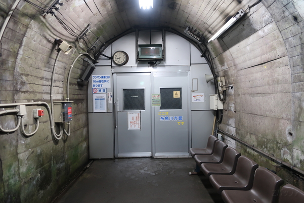 筒石駅の待合室(糸魚川方面)