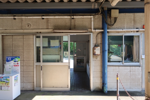 ホーム側から見た筒石駅の駅舎入口