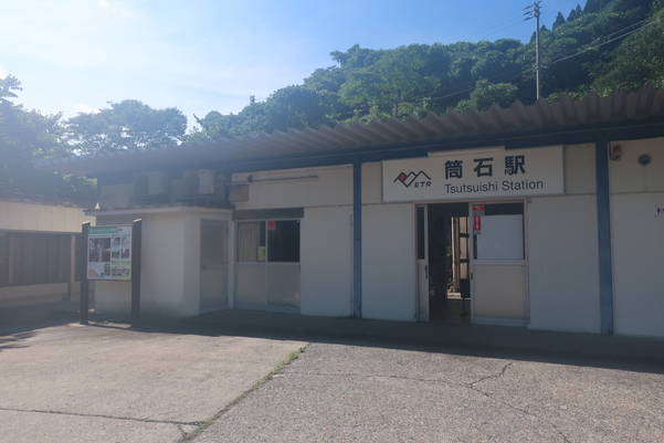 真夏の筒石駅