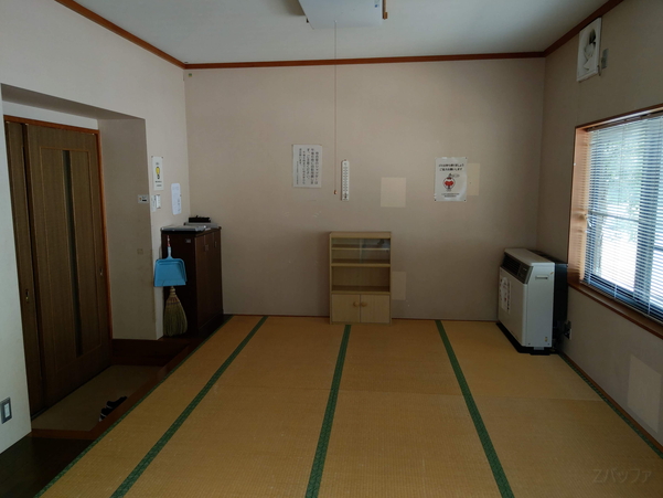 美佐島駅の待合室は畳部屋となっている