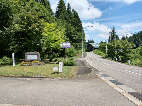 美佐島駅前の道路とロータリ